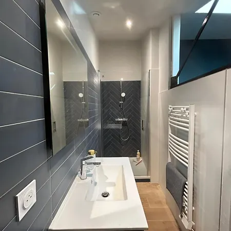 Duplex Industriel Sur L'ile De *