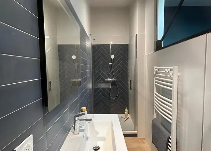 Duplex Industriel Sur L'ile De *